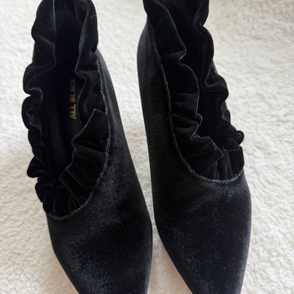 Black velvet kitten heel shoe -  Size 6.5